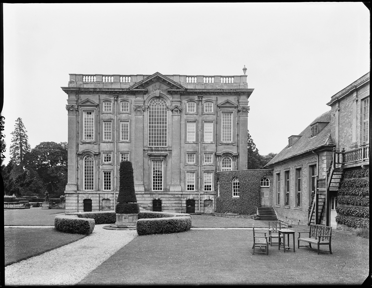 pet-friendly cottages that sleep 8 - Exterior view of the north elevation of Easton Neston House, showing the large window lighting the main staircase