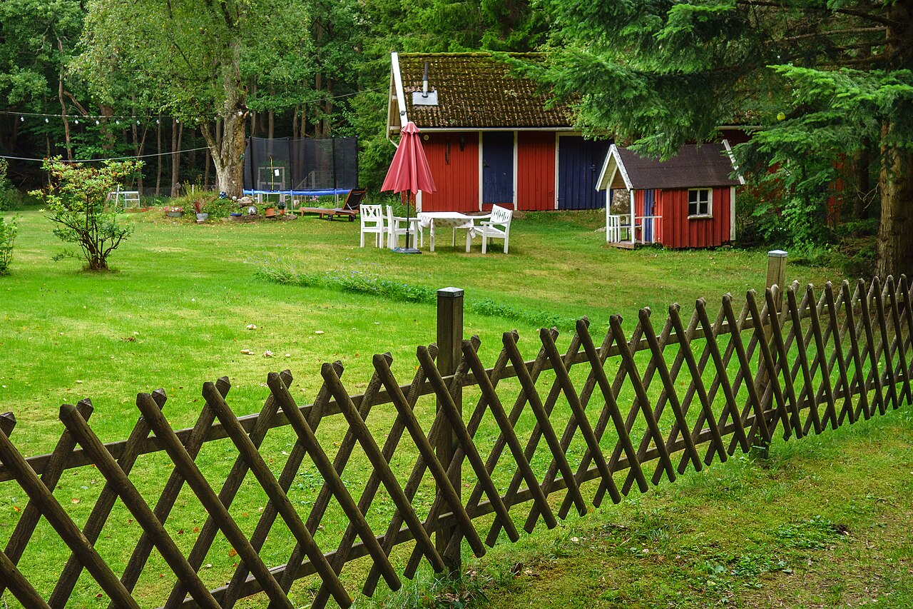 dog-friendly cottages with secure garden - Fence by a red cottage next to Myrstigen 1