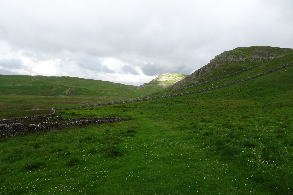 off-lead walks yorkshire dales - High Dales Way footpath
