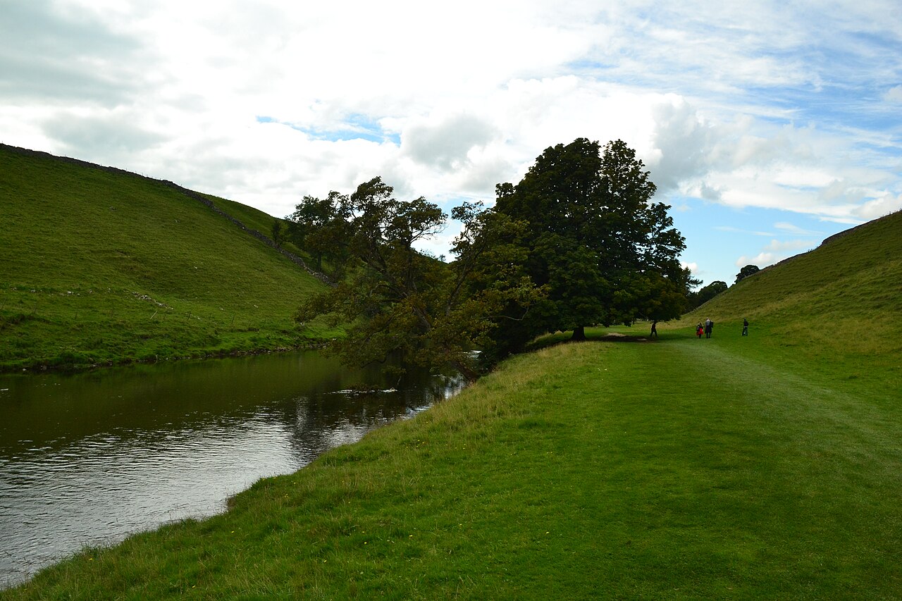 off-lead walks yorkshire dales - On the Dales Way Path in Wharfedale