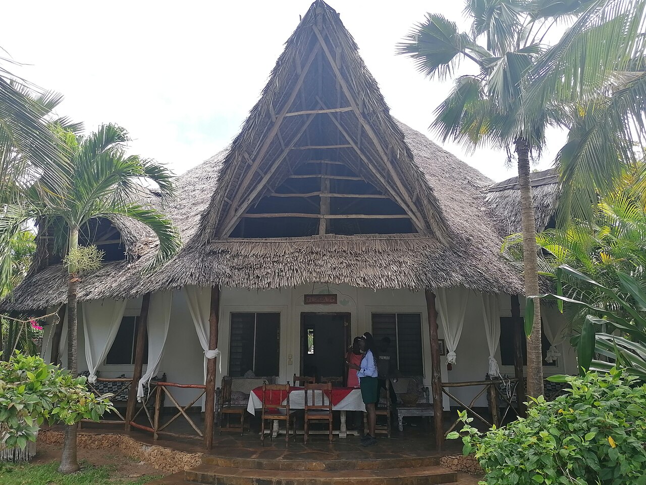 pet-friendly cottages that sleep 8 - Traditional Makuti-roofed villa cottage in Malindi