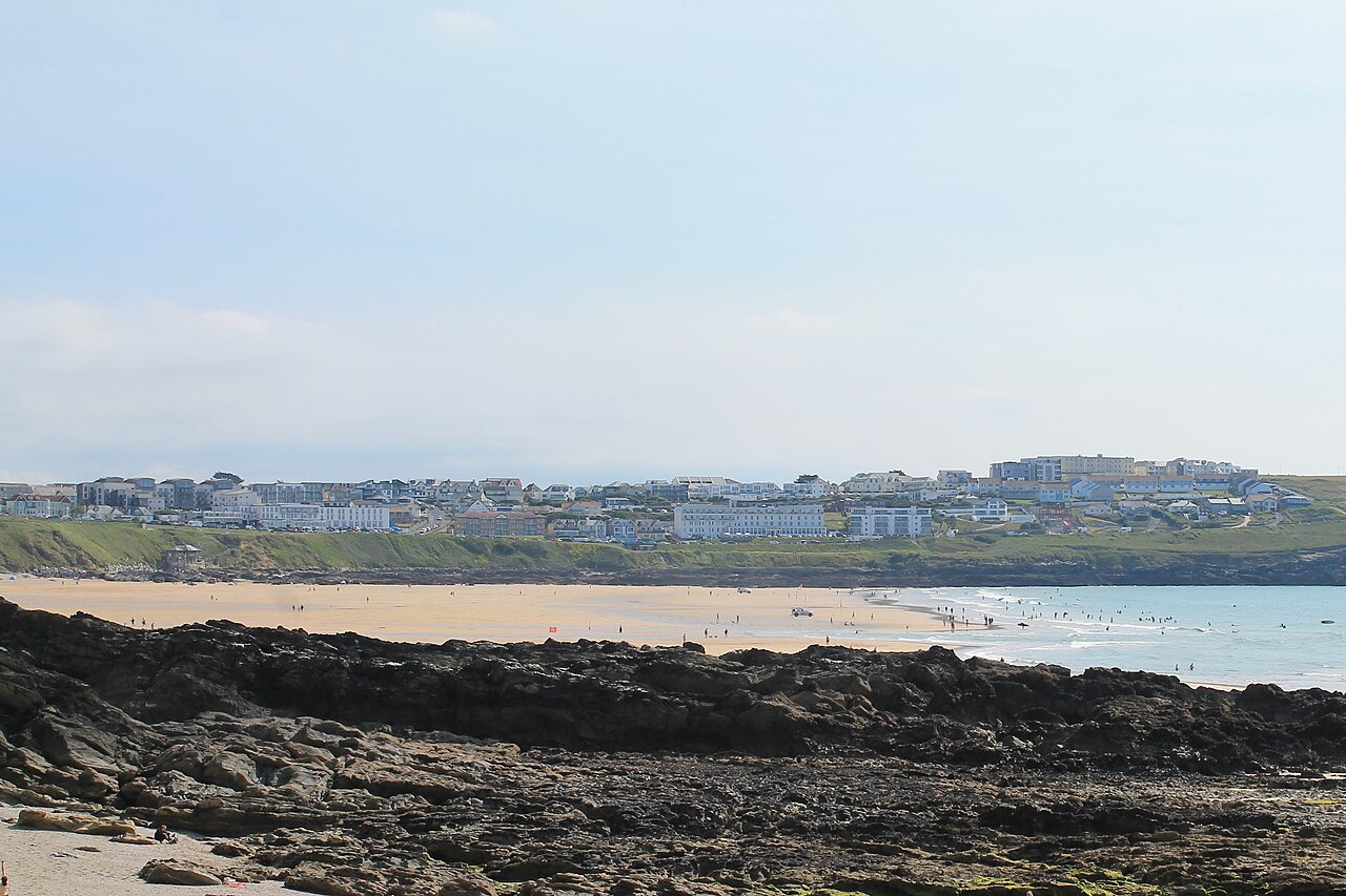 dog friendly spring breaks uk - Fistral Beach (1)